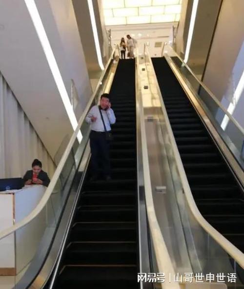 梦见手扶电梯夹死人预示着考试焦虑吗？