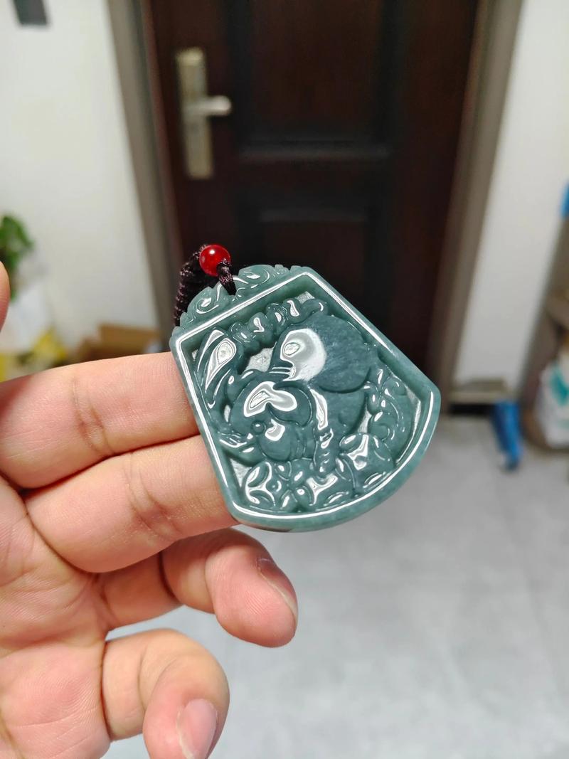 属猪的人佩戴猪玉佩是否适宜，有没有更合适的玉佩选择呢？