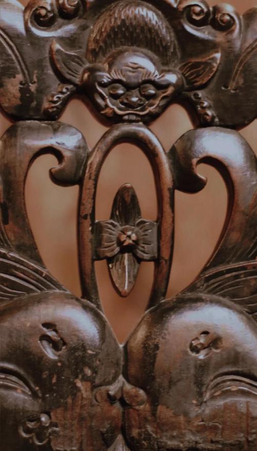 过年吃鱼和建筑上雕刻蝙蝠分别寓意什么？