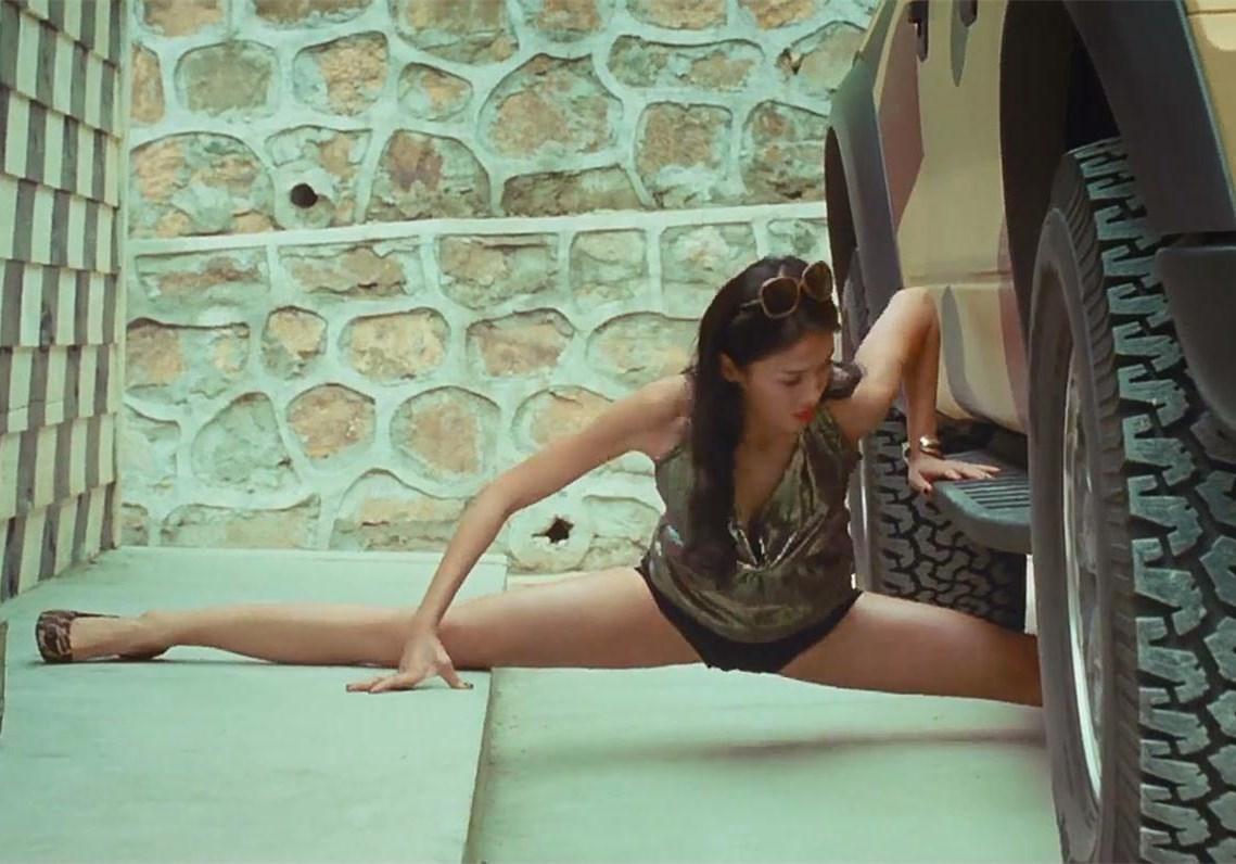 张蓝心嫩穿液体裤Zuo十二生肖一字马吗？