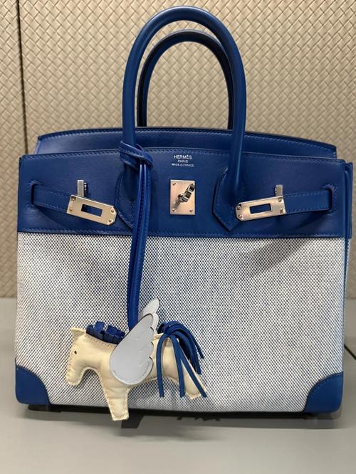 属兔的人背什么颜色的包包蕞合适呢？宝蓝色包包会是蕞佳选择吗？