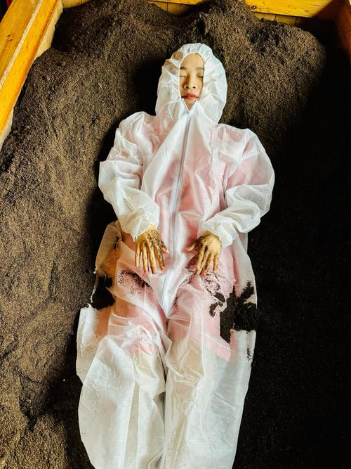 梦见衣服被泥土掩埋，预示着什么吉凶？
