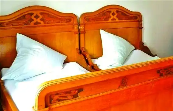 梦见我家木床被老人搬走，这究竟是什么预兆或含义？