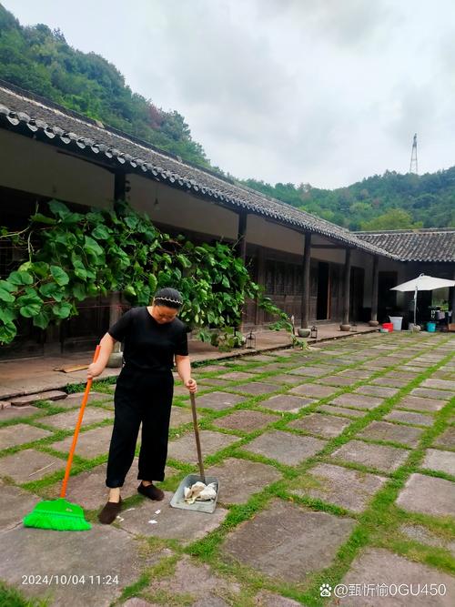 梦见帮别人家打扫院子是什么征兆？