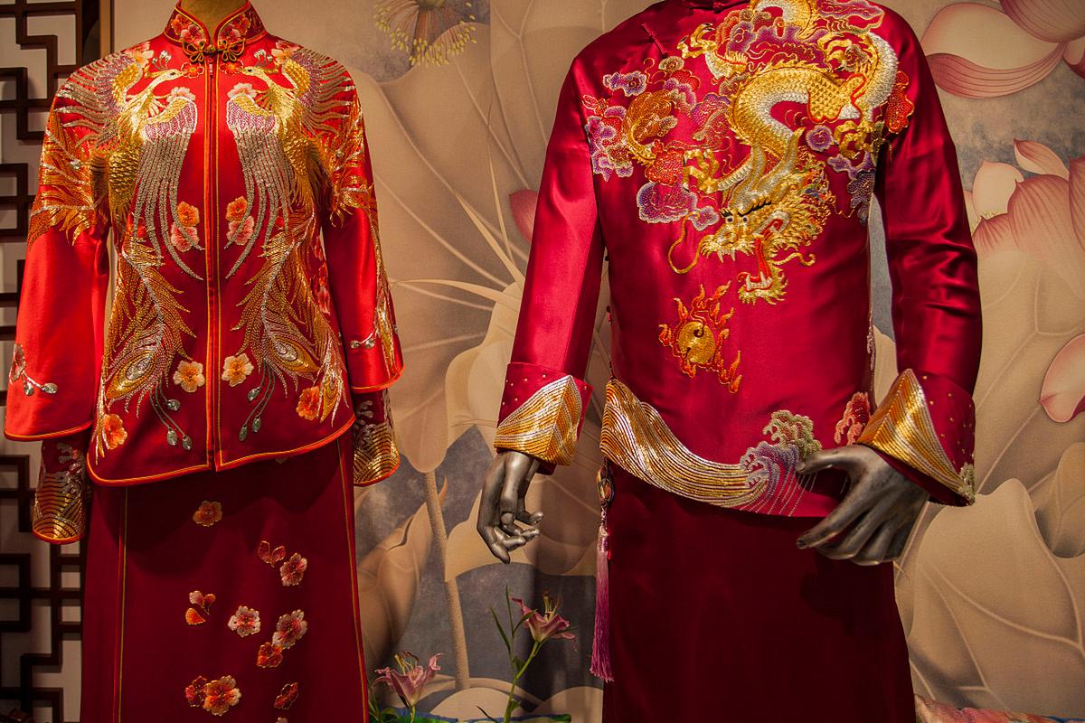 梦见穿红衣服的女人预示着什么？周公解梦中的寓意是什么？