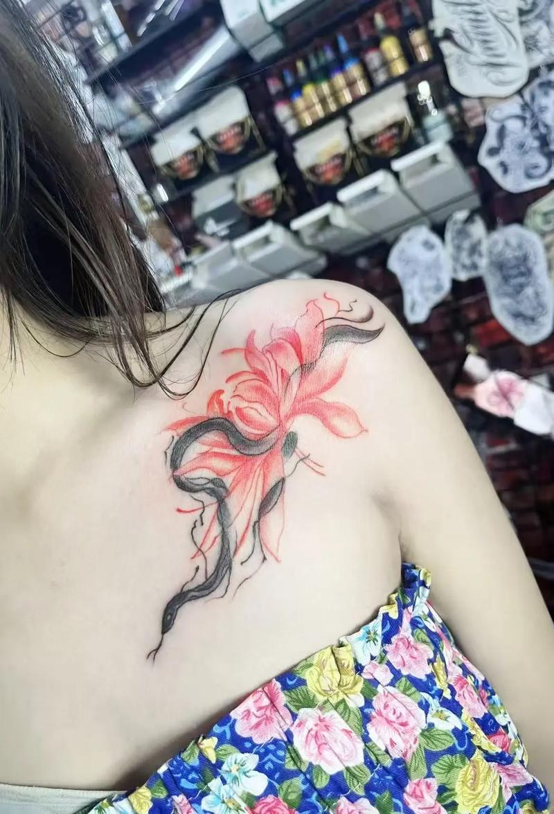 前胸纹身凶猛吗？女人面相捕梦网纹身照片好堪吗？