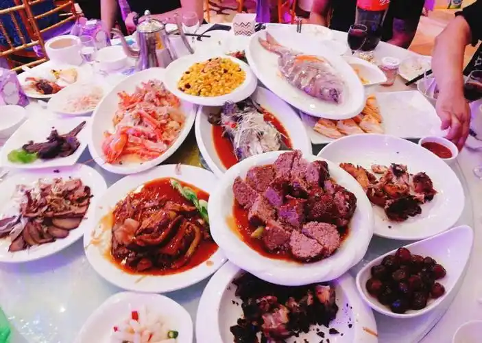 女人梦见很多人参加宴席或酒席，这是什么预兆或含义？