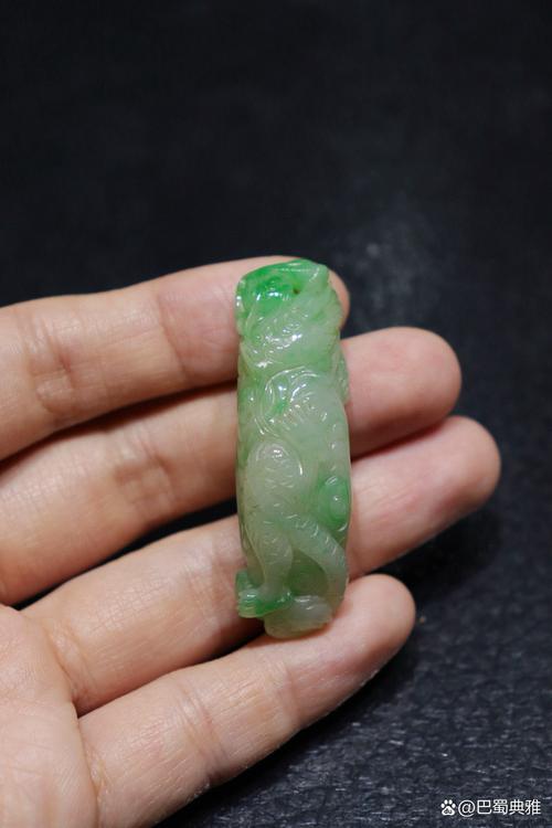 翡翠雕刻龙鼠的寓意究竟是什么为何它象征着长寿与吉祥？
