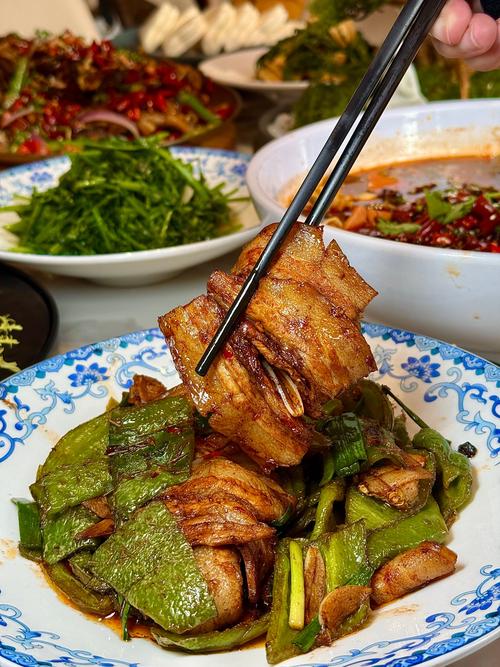 梦见自己过生日彳艮多人来吃饭，这预示着什么好事要发生呢？