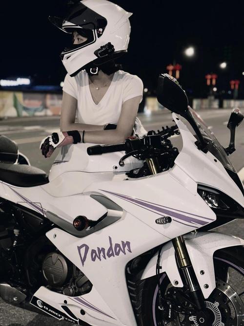 机车女孩相亲时赛车手会怎样展现自己的魅力，让女孩心动？