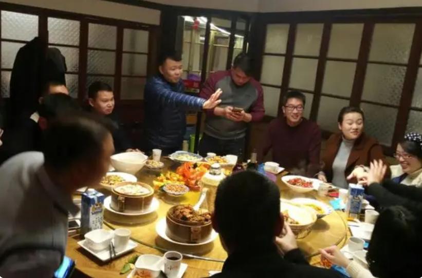 梦见同学聚会为什么没有人通知我，这有什么特别的预兆吗？