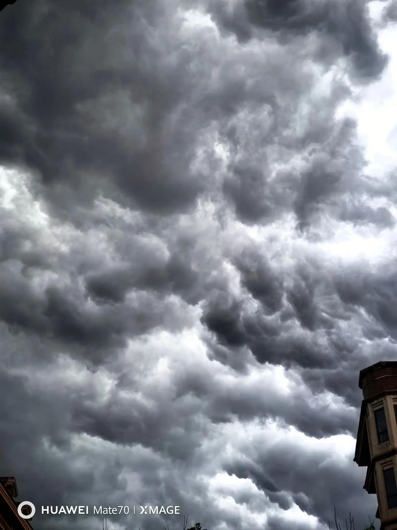 梦见天空乌云密布黑压压的后来云彩落地是什么预兆或含义？