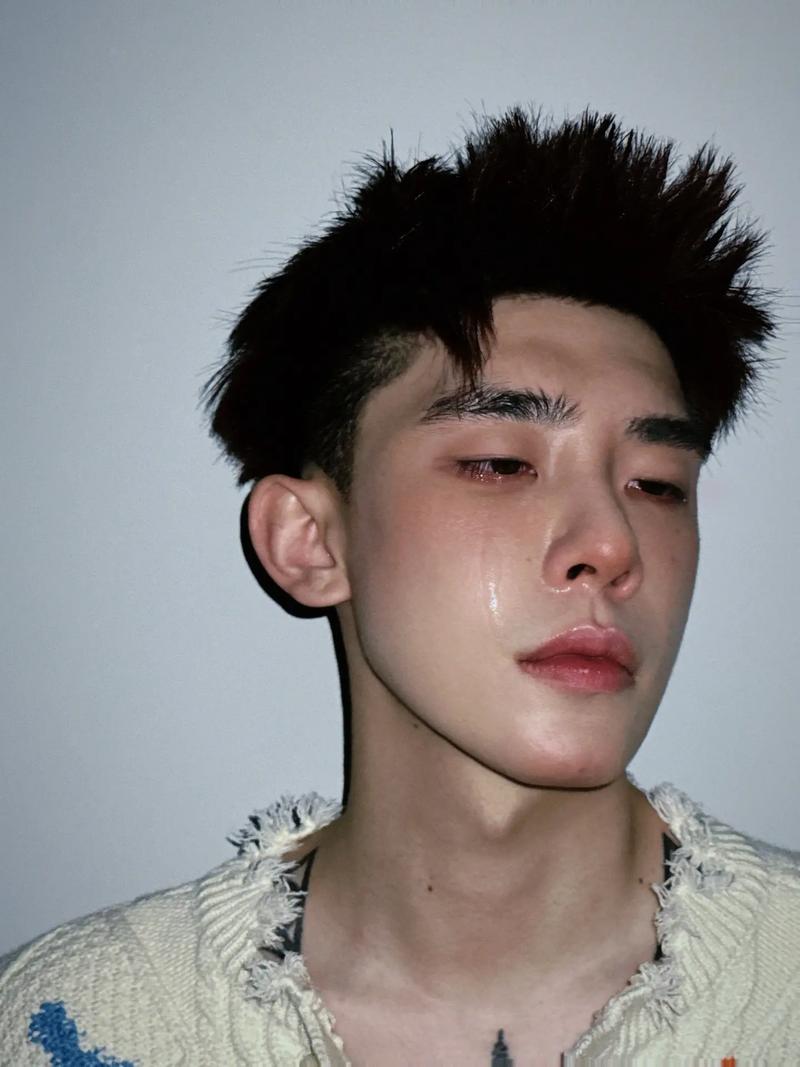 容易流泪的男生性格是什么？是哪种类型的情绪化男人？