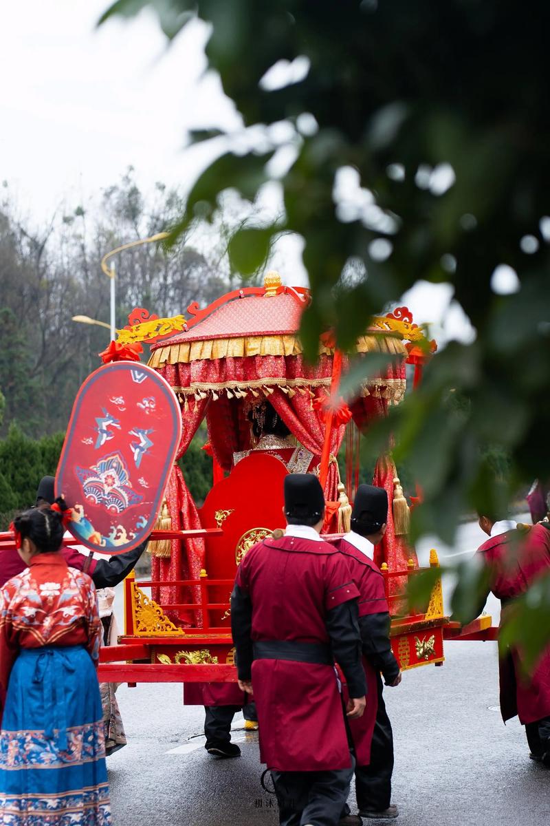 梦见自己坐花轿有什么特殊预兆或象征意义？