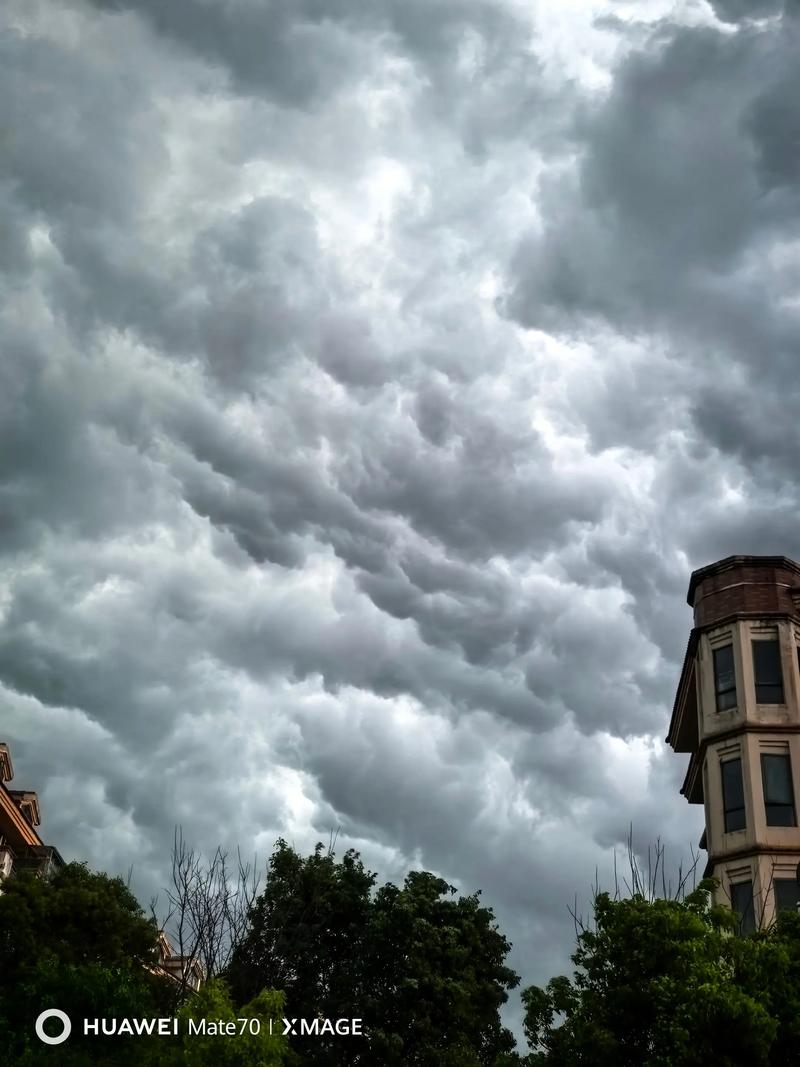 梦见天空乌云密布黑压压的后来云彩落地是什么预兆或含义？
