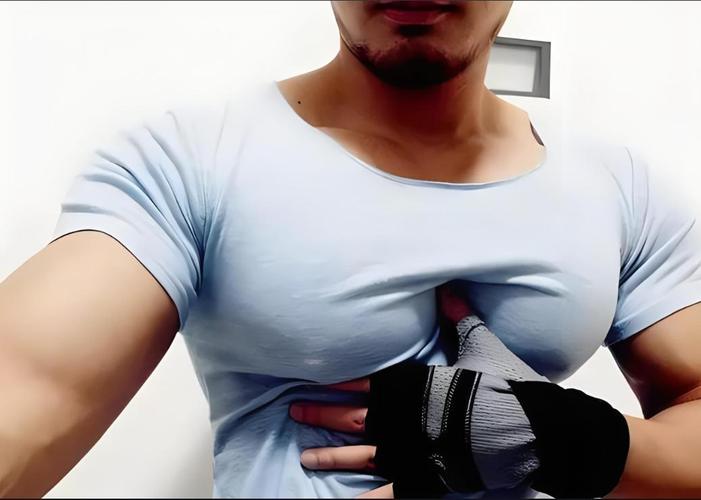 胸膛厚实的男人是否意味着好运和健康？