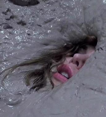 女人梦见掉进泥潭越陷越深，这难道不是形容深陷困境或麻烦之中吗？