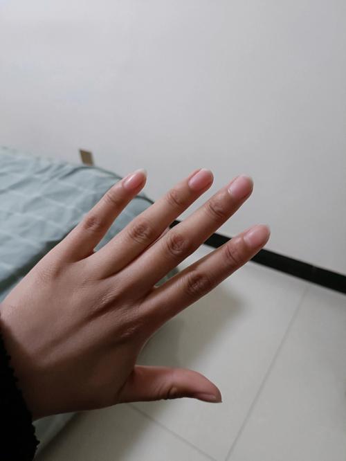 为什么同龄女孩中我的女儿手显得特别小？是正常现象还是需要关注？