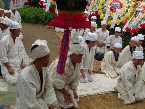 梦见许多人穿孝服是什么吉凶预兆？