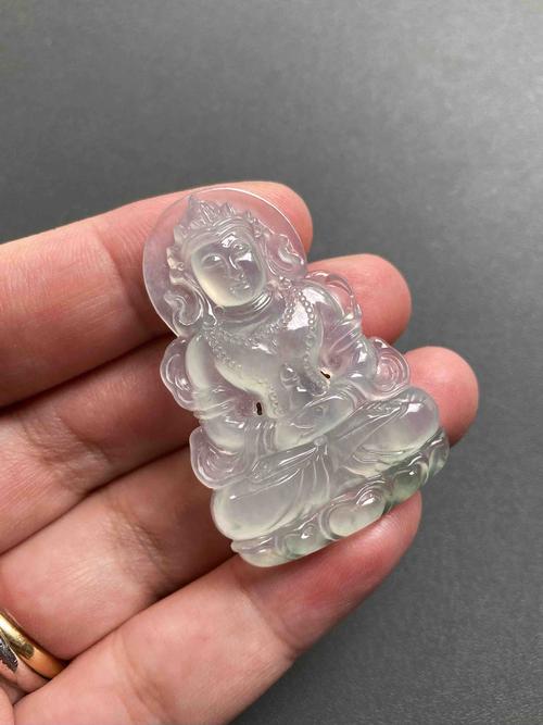 翡翠度母吊坠一般尺寸多大？出人意料翡翠吊坠尺寸有几种？