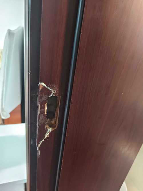 梦见门坏了用木板挡住是什么预兆？