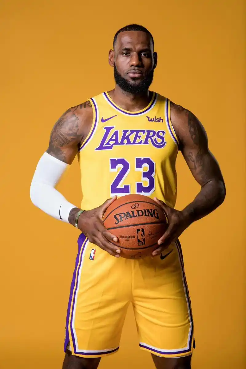 NBA球星詹姆斯23号球衣是谁的？