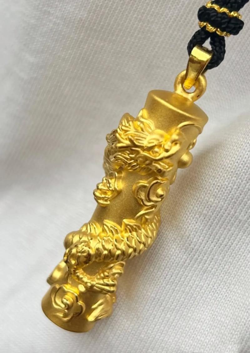 属马的人佩戴龙形吊坠是否吉祥如意，有何讲究？
