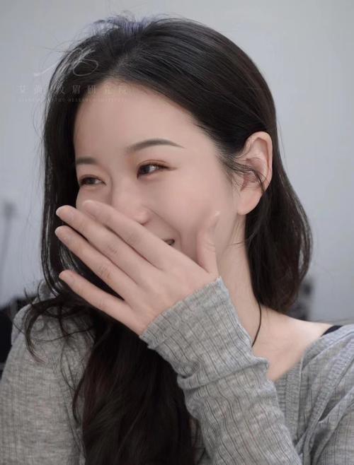 如何将凶眉改成柔和的直眉？
