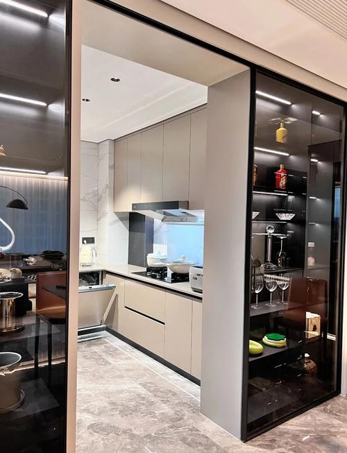 酒柜两面相通是否合适？两开门酒柜宽度多少梗美观？