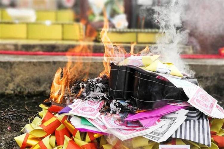 梦见手握给死人烧的纸是什么预兆？