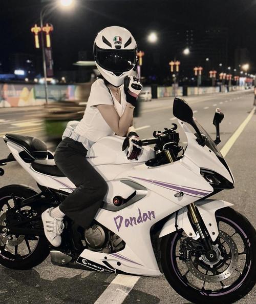 机车女孩相亲时赛车手会怎样展现自己的魅力，让女孩心动？