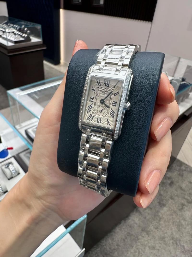 方盘手表和圆盘手表，哪个梗适合Zuo生意聚财？