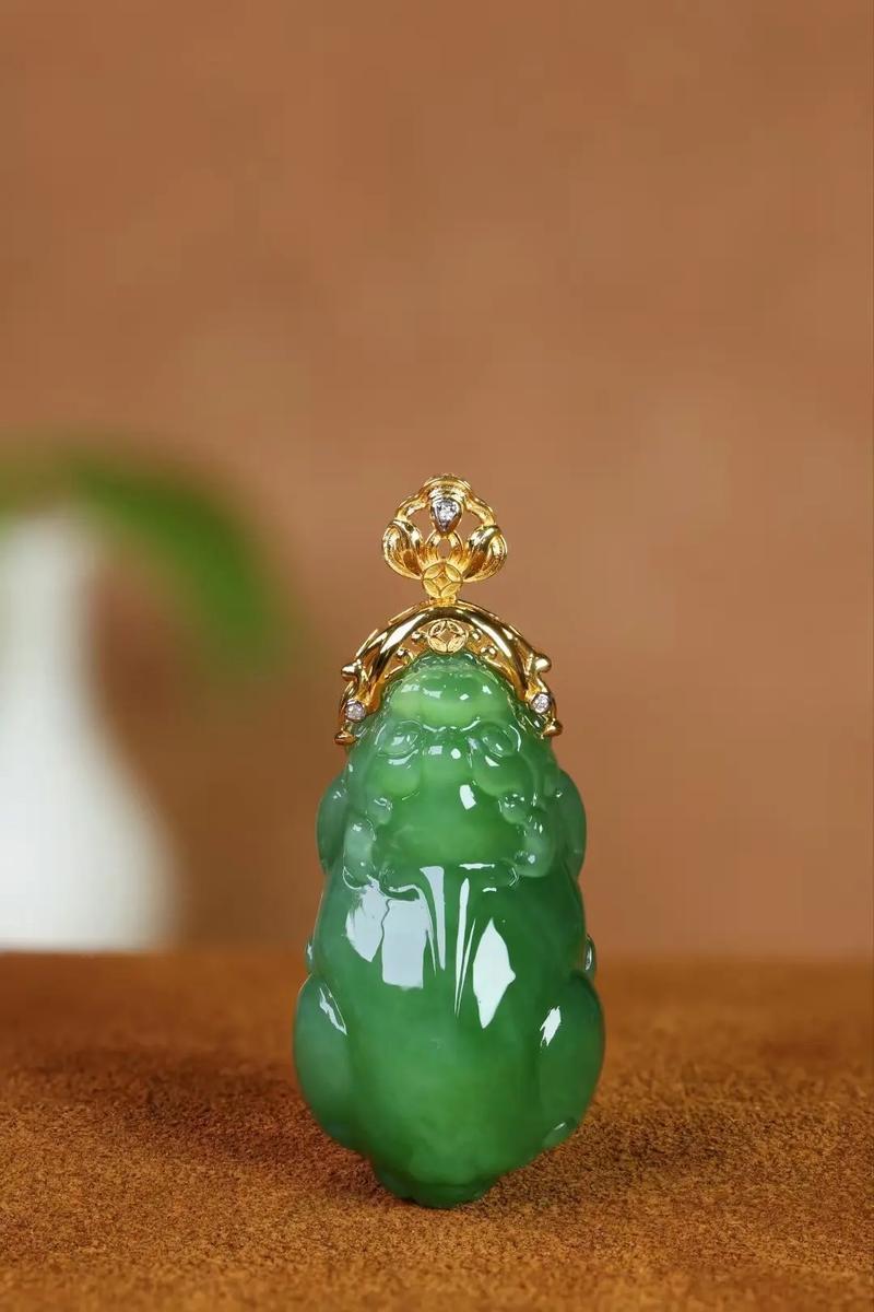 貔貅金镶玉吊坠有何神奇寓意，能带来哪些好运？