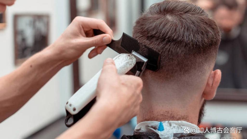 梦见旁观他人理发预示着什么是好是坏？