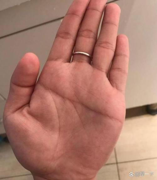 女人左手断掌是富贵的象征吗？断掌纹究竟有何特殊含义？