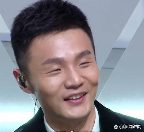 李荣浩究竟是在哪所大学完成了他的大学学业呢？