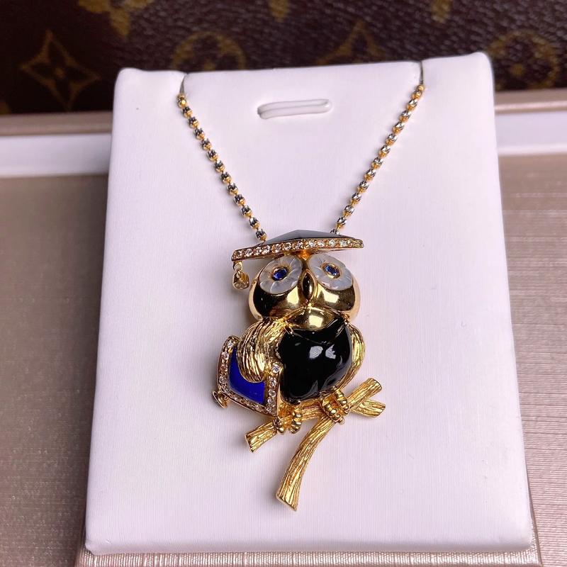 佩戴黄金猫头鹰有什么特殊寓意或象征？