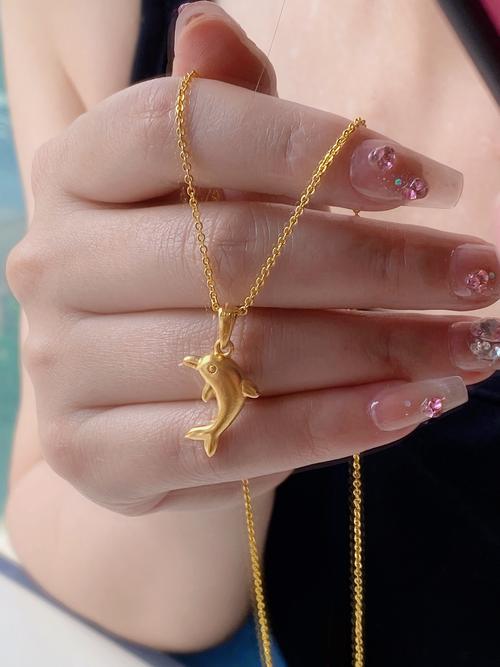 带女生送海豚吊坠寓意美好，这样做合适吗？
