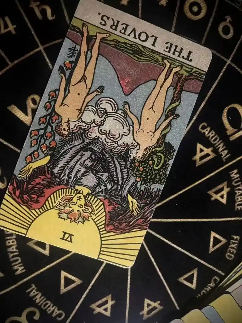 塔罗牌正义逆位在爱情中意味着什么建议？