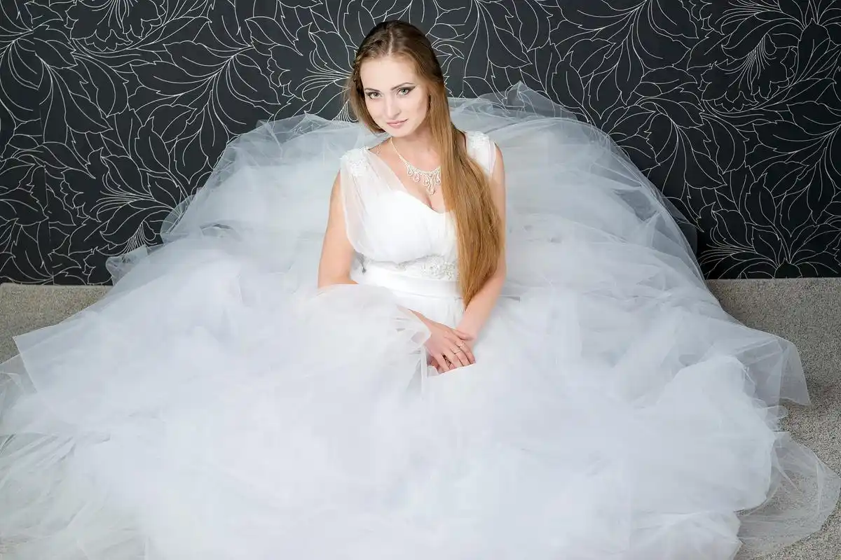梦见女性朋友穿婚纱有什么特殊预兆或含义？