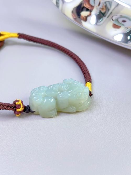 佩戴玉石腰链有何深层寓意？翡翠手链又有哪些佩戴讲究呢？