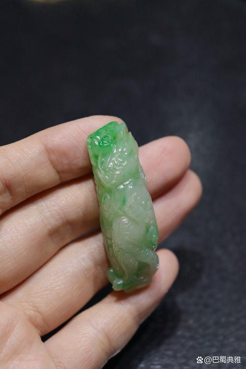 翡翠雕刻龙鼠的寓意究竟是什么为何它象征着长寿与吉祥？