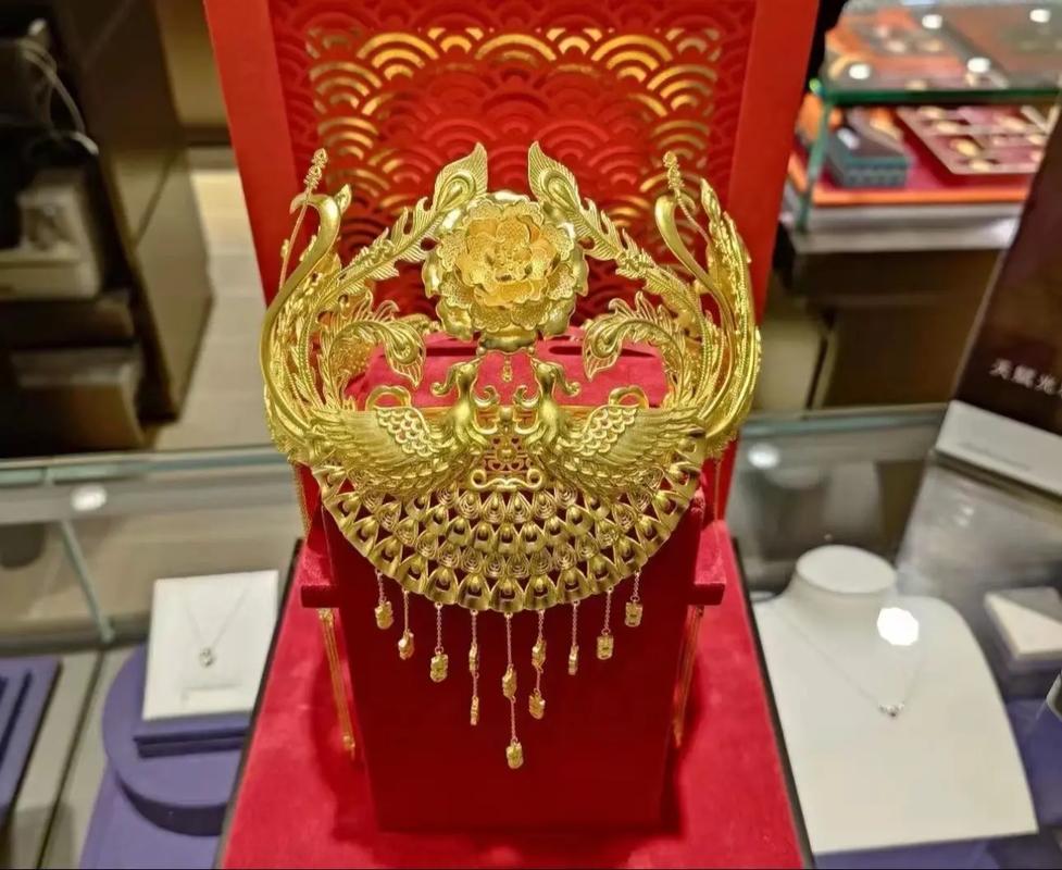 金牛座古代皇后所戴的十二星座专属凤冠长尾是什么样子？