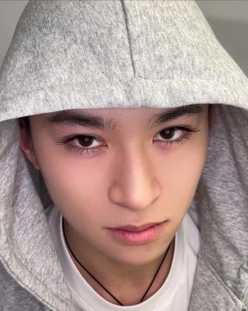 眼睫毛长的男生命运如何，各方面运势会怎样？