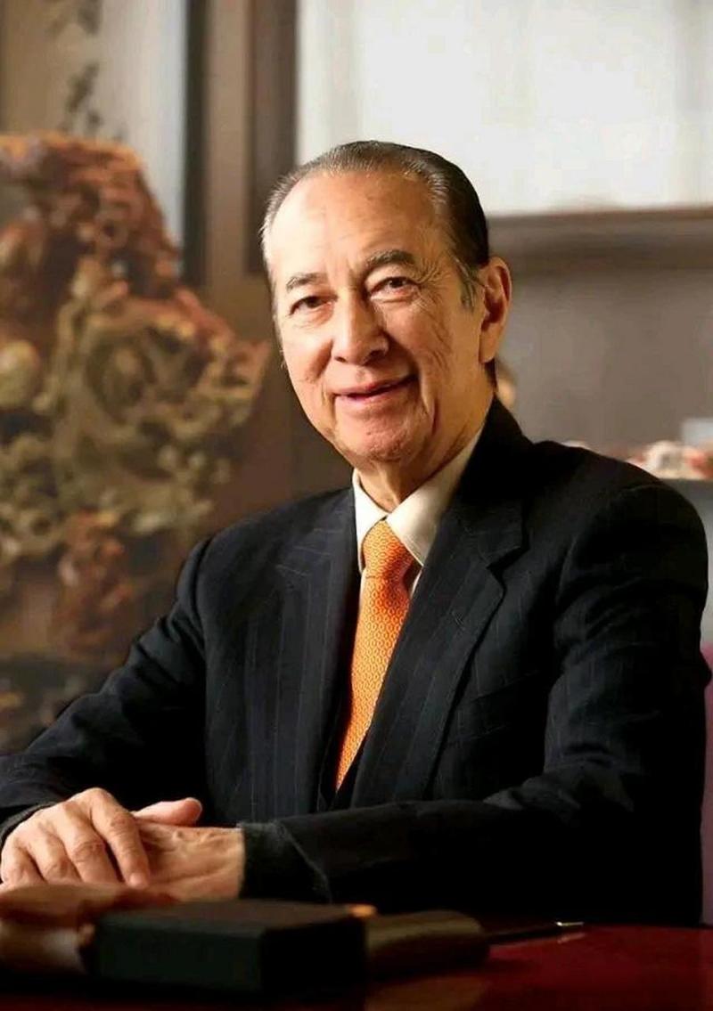 何鸿燊的面相特征如何体现其帝王气质？