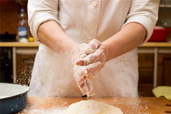 梦见在别人家帮忙和面是什么预兆？