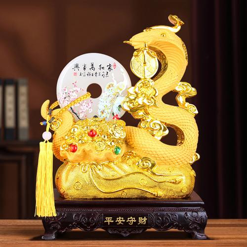 2023年属蛇的办公桌上摆放什么饰品和佩戴什么饰品最吉利？