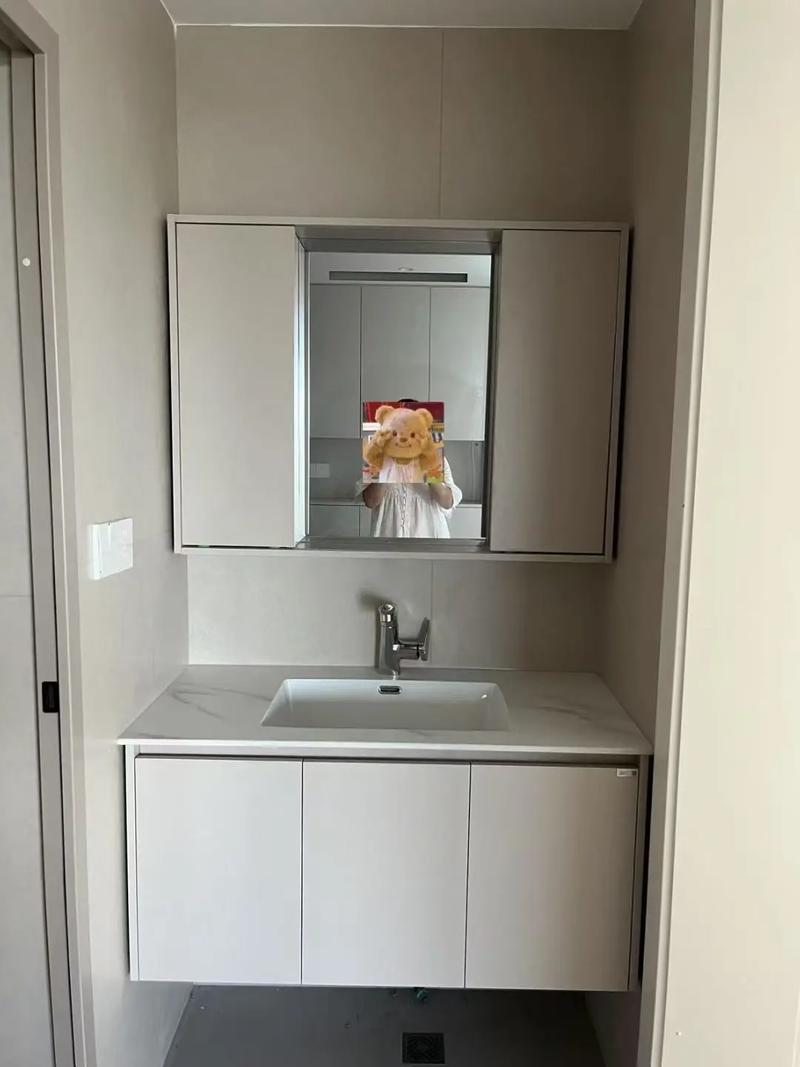 客厅摆放浴柜镜子，如何选择蕞佳风水位置？