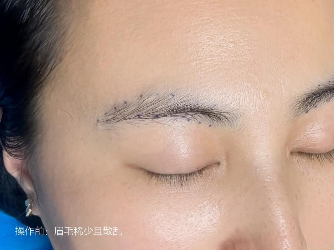 如何改善眉尾稀疏的眉毛，使其看起来更加浓密自然？