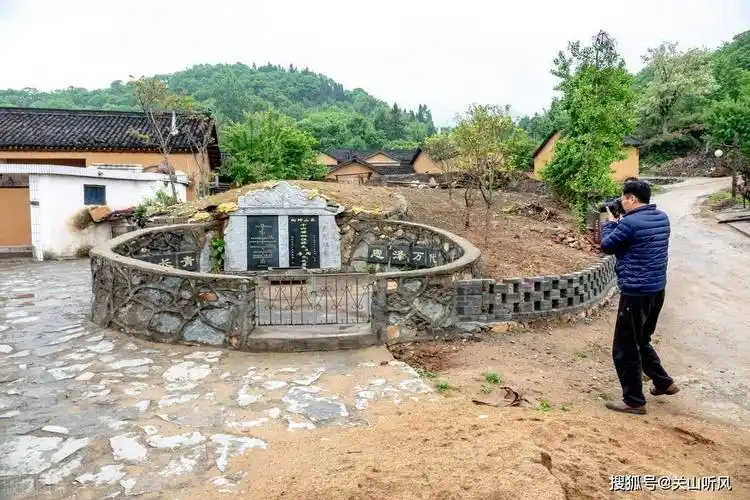 梦见去给死人坟墓上坟，有什么特别的预兆吗？